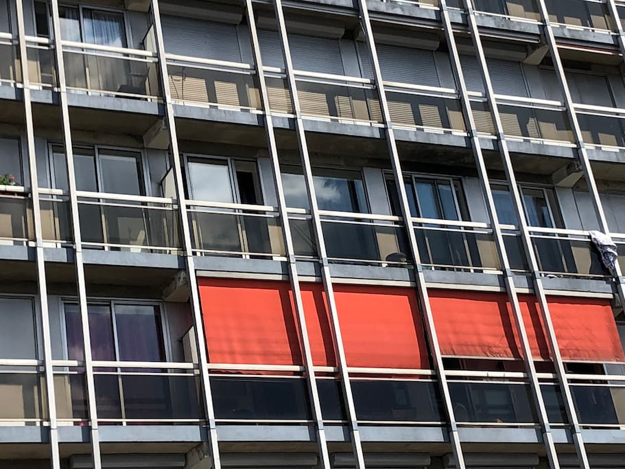 Terrasse sur tout le long de l’appartement... largeur assez réduite (coursive)