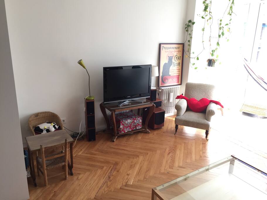 The TV and children's reading corner on the left. La tele y un rincón de lectura para peques a la izquierda. La télé et à gauche un coin lecture pour les petits.