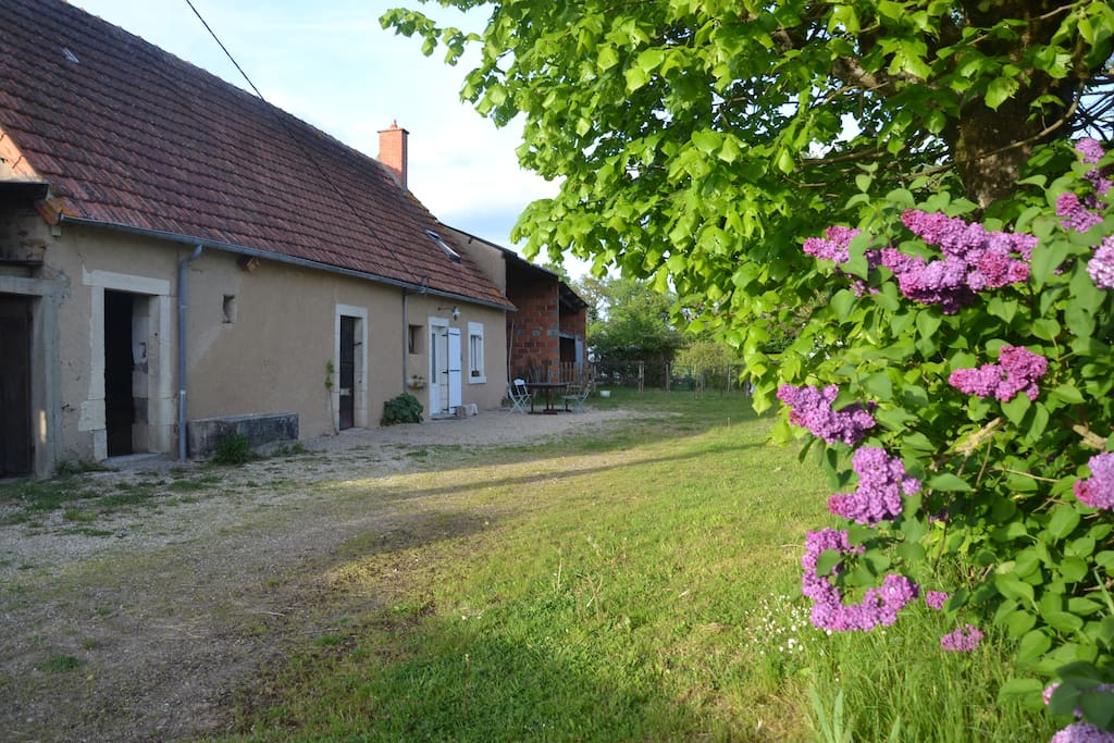 La petite maison : cour fermée pouvant servir de parking ou pour prendre l'apéritif en terrasse avec vue sur la Vallée et nos animaux (chèvre et alpagas).