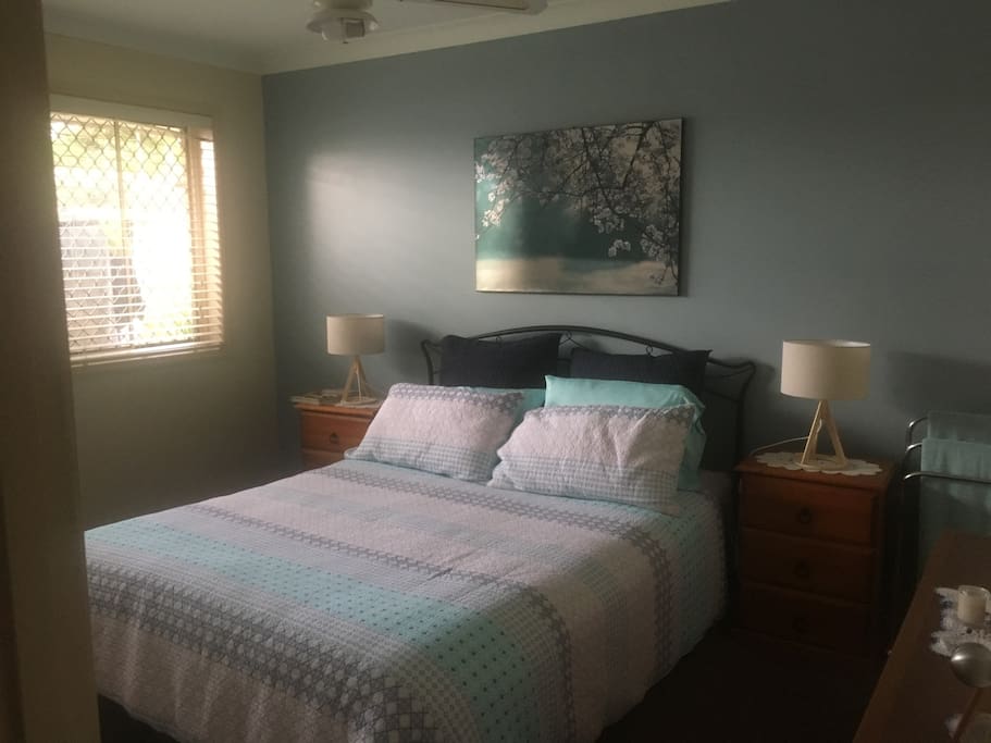 Room with queen bed