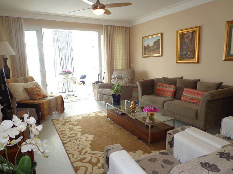 Sala de estar com dois ambientes, A/C, ventilador de teto