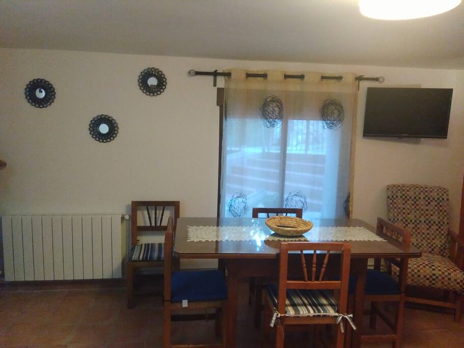 Ojeando el patio