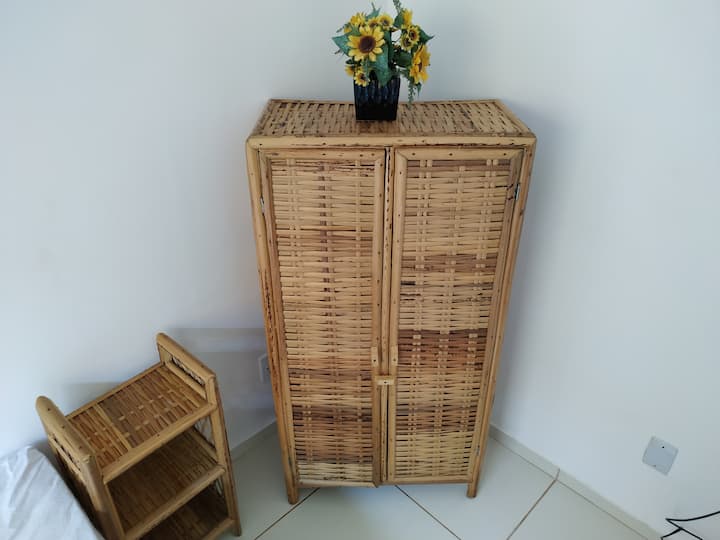 2号室には、ビーチや夏の天候を好む素朴な素朴な素材、デンデのファイバークローゼットがあります。