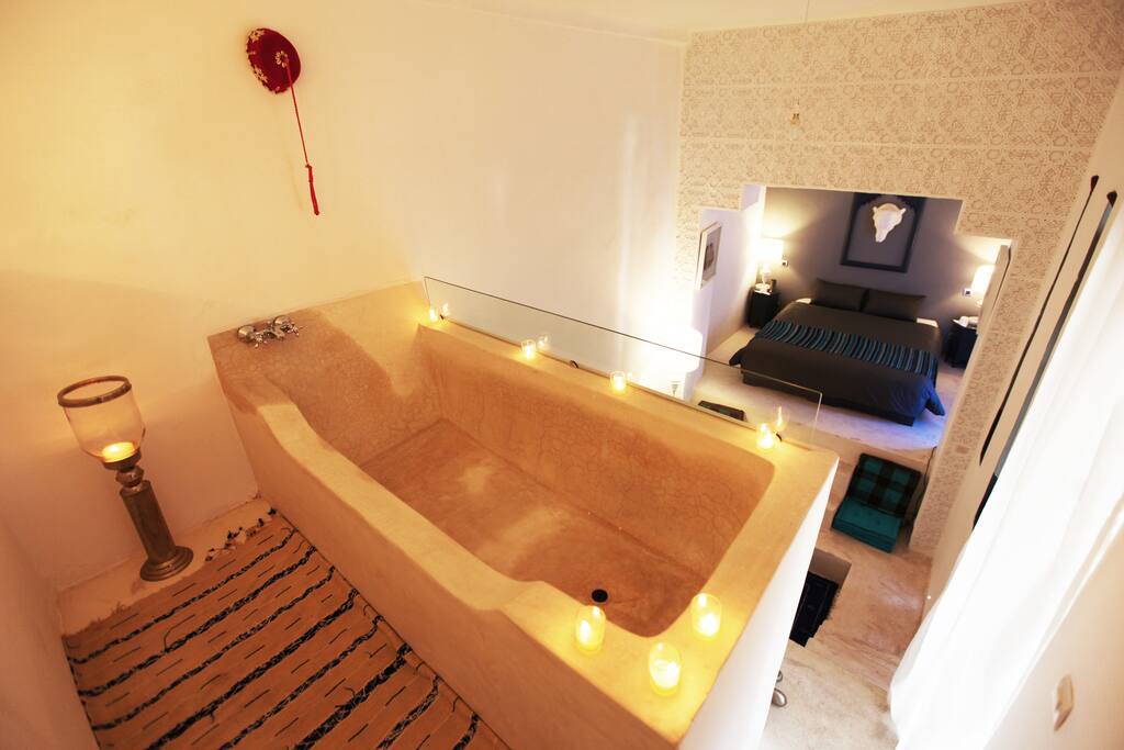 La baignoire surplombant la suite.
