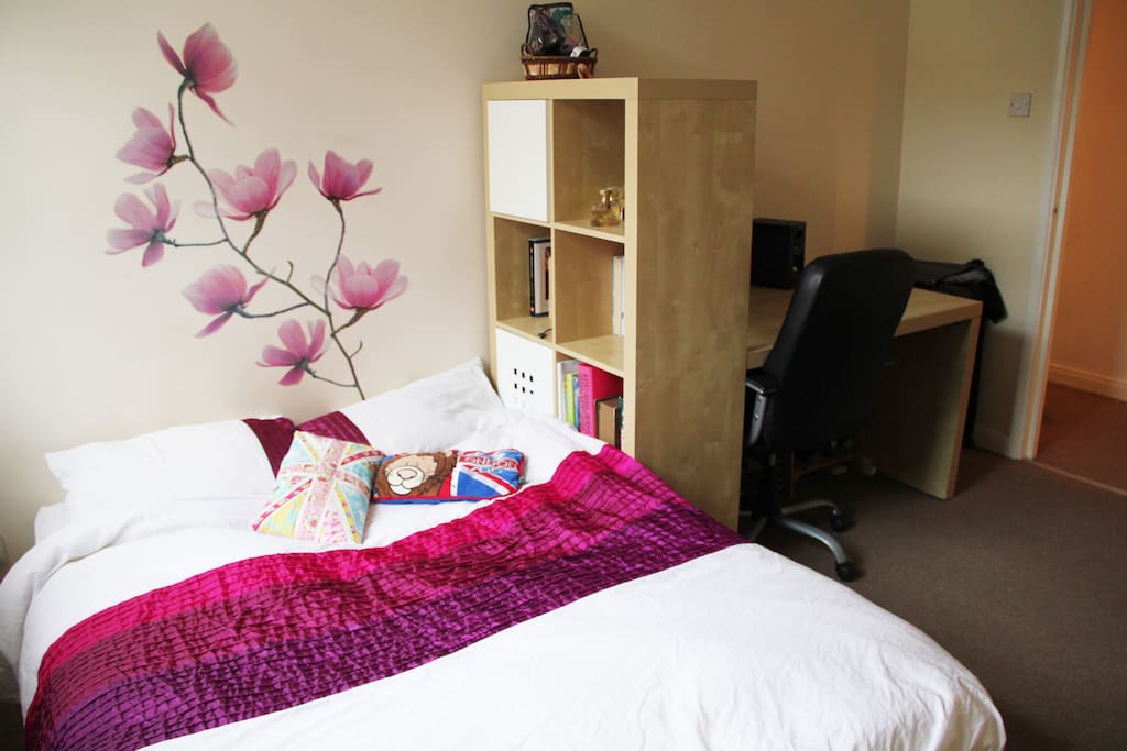 The bed is super comfortable, and the place is very quiet at night. You will have a peaceful and pleasant sleep.