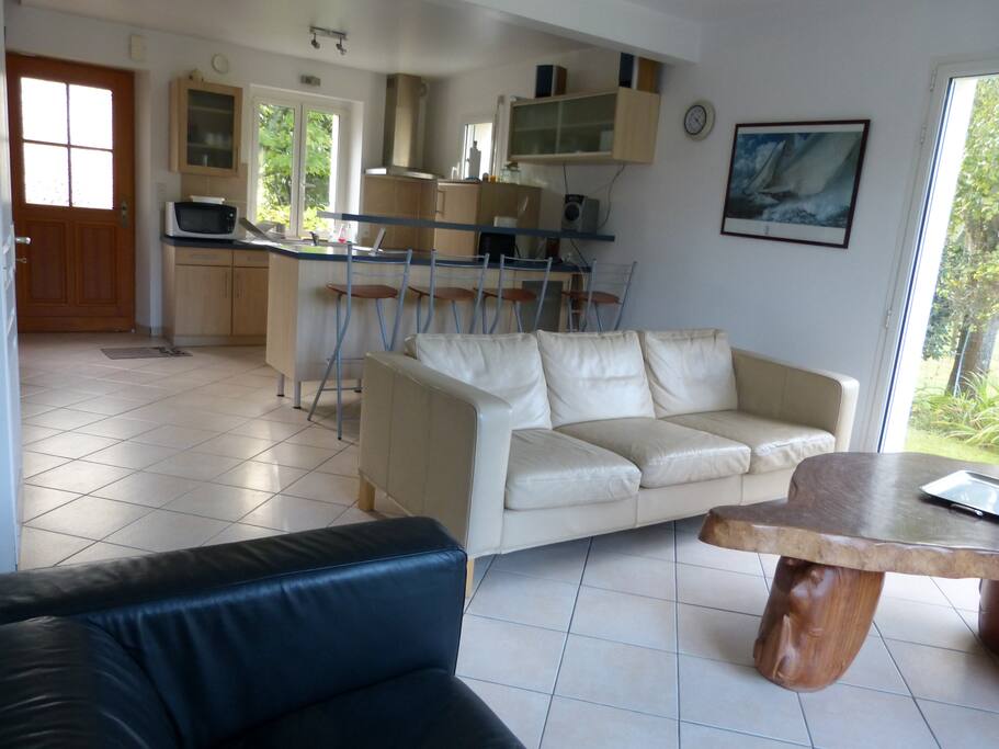 Vue depuis le salon avec table basse déco sur la cuisine ouverte