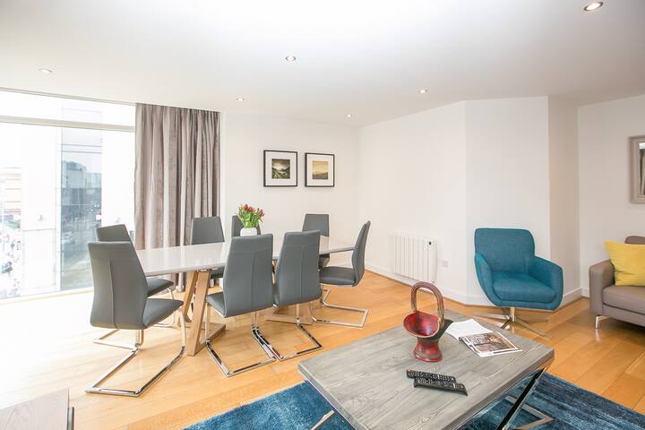 City Centre Spacious 3 Bed Family Apt with balcony gallery image 2
