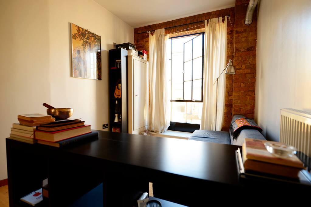 Room (daytime)