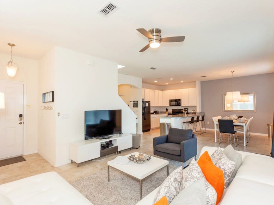 Couch,Furniture,Indoors,Room,Dining Table