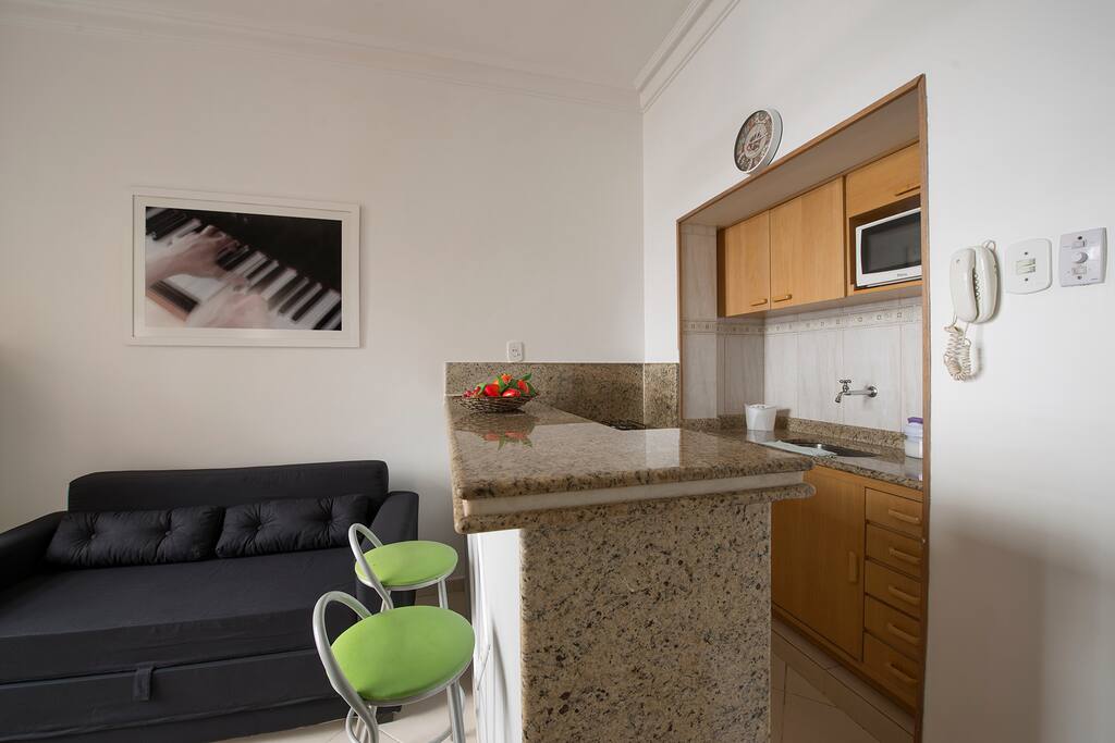Sala de estar com cozinha americana