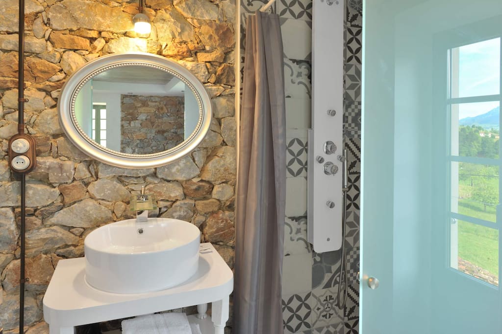 Un baño con aire rústico