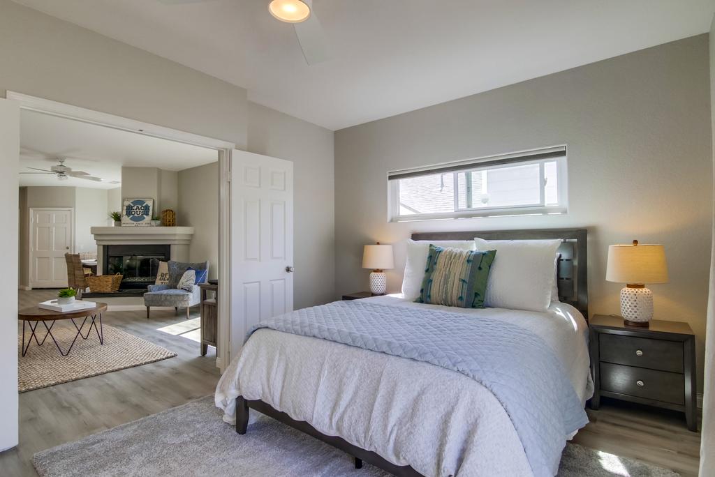 Glavna spavaća soba s bračnim krevetom, Smart TV-om s kabelskom televizijom i privatnim balkonom.