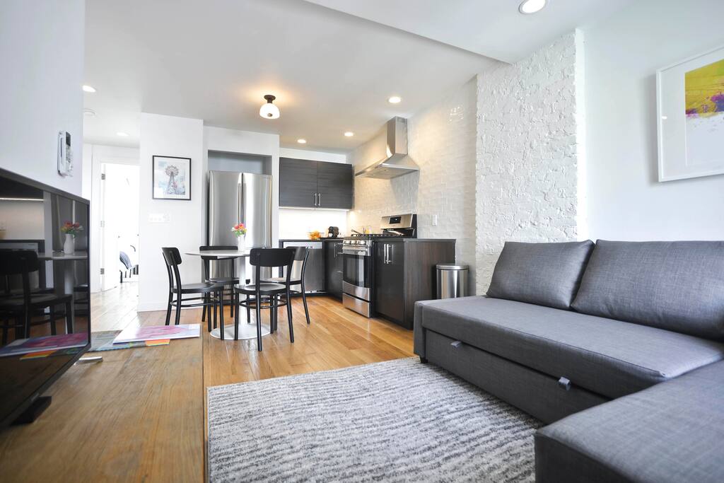 "Très bel appartement très bien équipé très propre et très calme à 2 pas du métro direct pour Manhattan. Le quartier est agréable et tout proche de bars et restaurants sympas. (Very nice apartment very well equipped very clean and very quiet 2 steps from the direct metro to Manhattan. The area is nice and close to nice bars and restaurants.)" - Annesophie