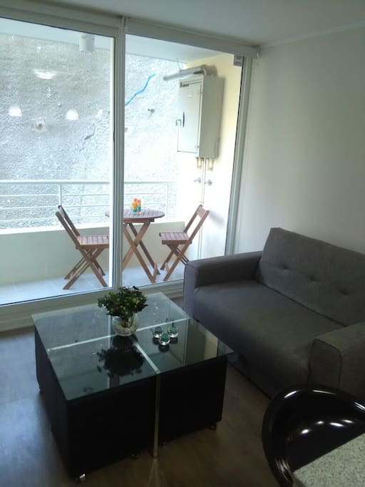 Living del departamento, con sillón cama