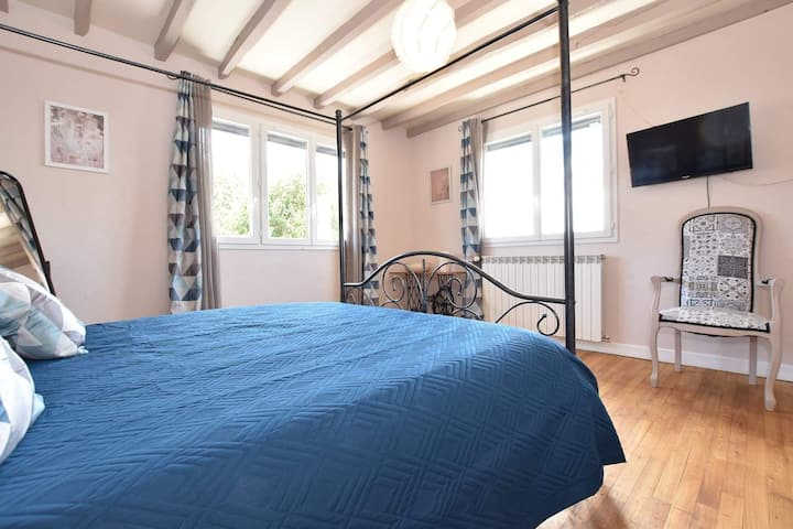 Bedroom upstairs bed 160x200 with TV 