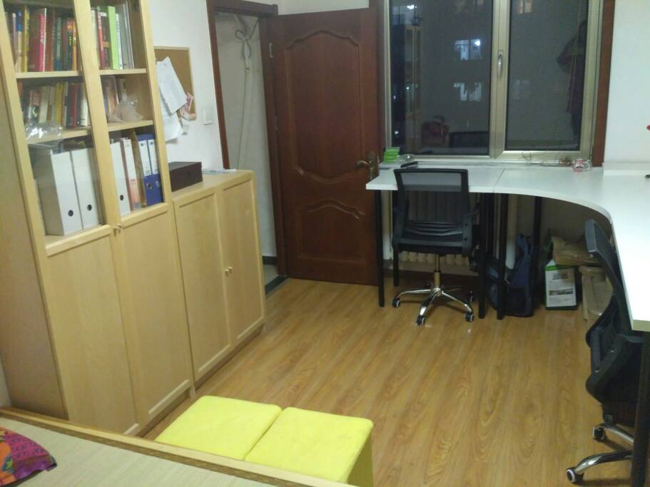 One bedroom with big desk