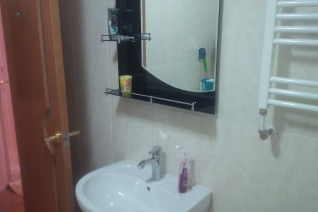 Bathroom's sink, mirror