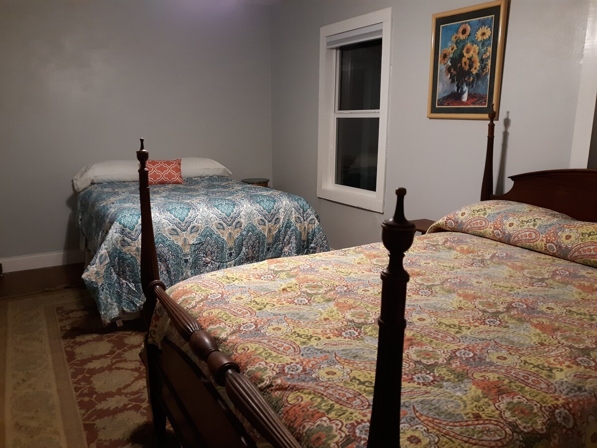 较大的卧室有2张双人床