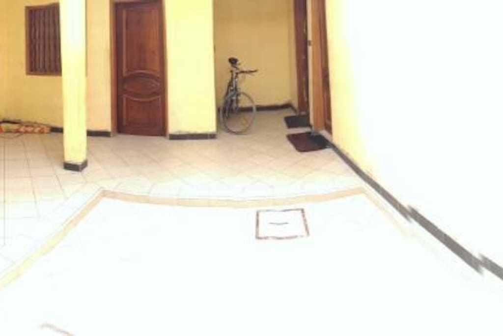 Inner hallway - private bedroom with bathroom is on the right. Chambre privée est a droit.