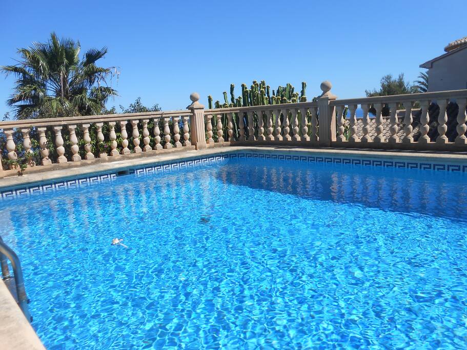 Desde la piscina se abren las vistas al mar.