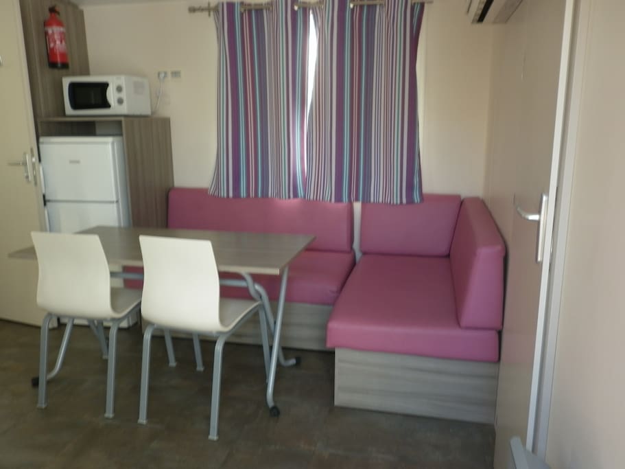 bel espace clair donnant sur une terrasse en bois