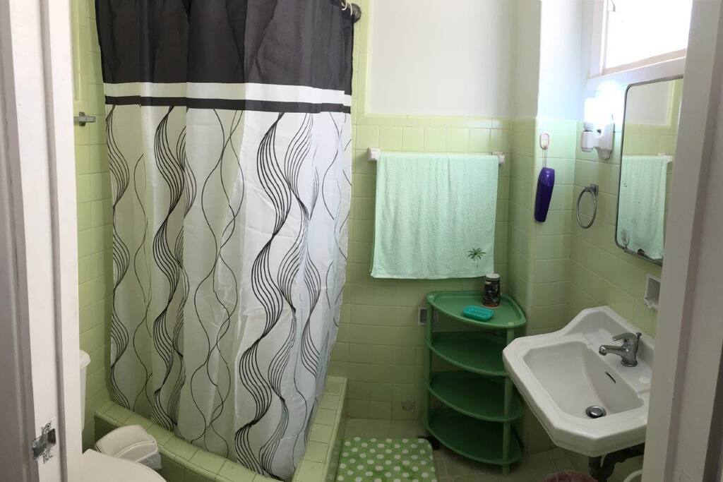 Cuarto de baño, independiente, agua fría y caliente, las 24 horas