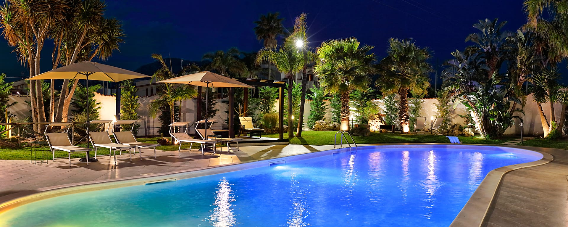 Private Luxury Villa with Bar and Salt Pool
