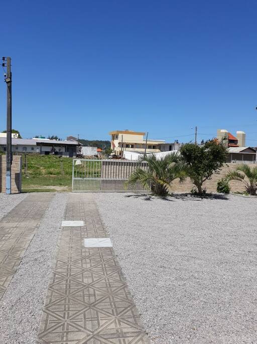 Pátio para estacionamento, cabendo até 6 carros.