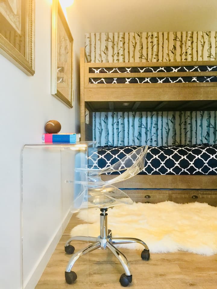 Troisième chambre avec lits jumeaux superposés et gigognes