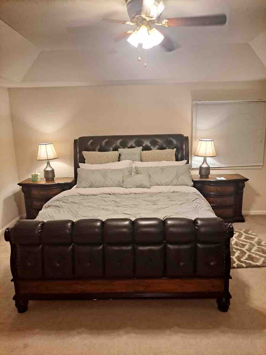 Kitanda aina ya Master bedroom king. Chumba cha kulala cha Master ni $ 60 kwa usiku kwa mgeni 1. Mgeni 2 ni chaguo na ongezeko kidogo la bei. Ina bafu ya kibinafsi.