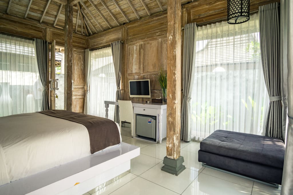 Sleek, spacious, comfy & clean modern bungalow with contemporary Javanese architecture. Well-equipped with TV, AC, free WiFi access and private bathroom with free amenities, we'd love to ensure your comfort during your stay.