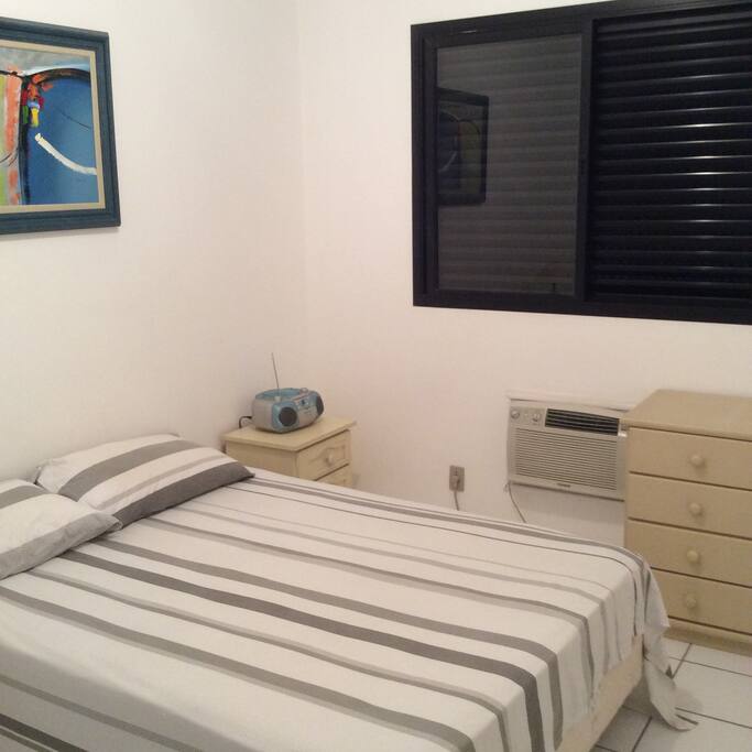 quarto suíte com camal de casal e ar condicionado