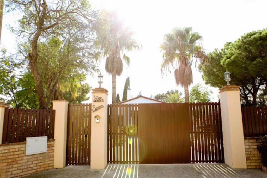 Entrée de la villa avec portail sécurisé
