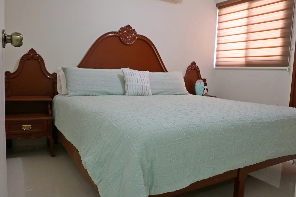 Cama kingsize con colchon completamente nuevo , closet y aire minisplit