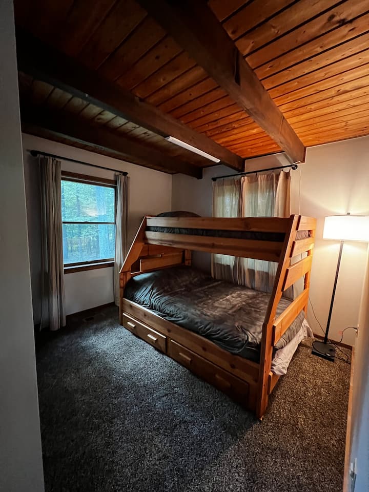 质朴的儿童房，底部有双人床垫，上面是双人床垫。 顶部是较轻的重量。