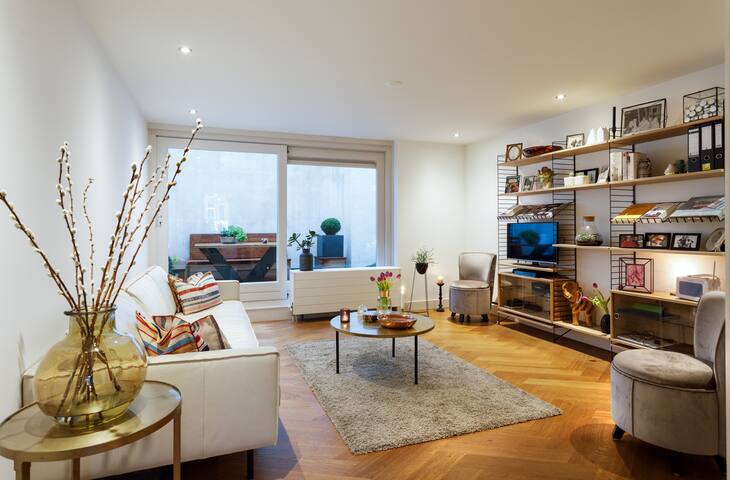 18th Century Groundfloor Canal House with patio gallery image 5