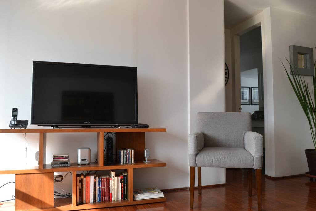 Tv con wi-fi y cable incluídos/Tv with wi-fi and cable