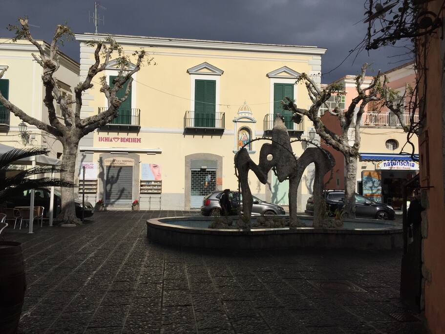 La caratteristica piazza di Forio con in mostra la fontana nota come "ò bidè"! LA CASA SI TROVA A 200METRI ESATTI DA QUI!!