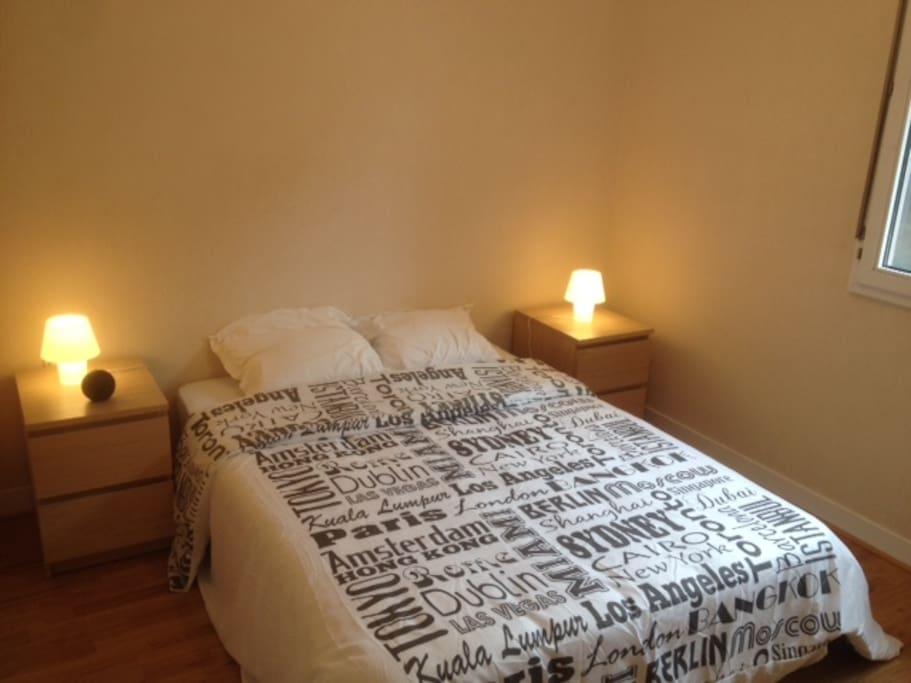 Située au fond de l'appartement, cette chambre est spacieuse, calme et confortable.