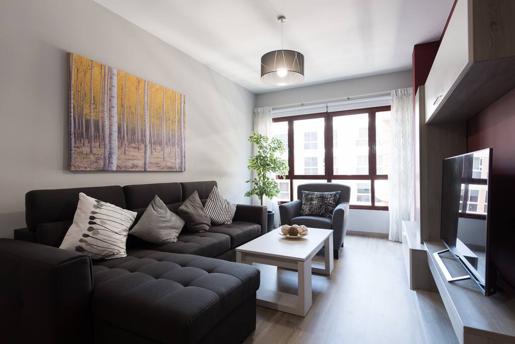 Spacious & bright living and dining room