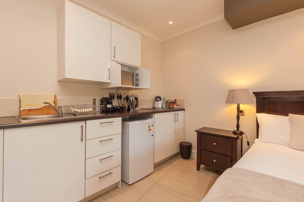 Fully equipped kitchenette