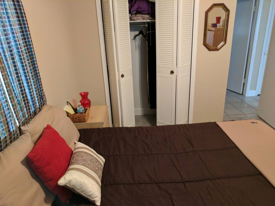 Guest bedroom, clooset