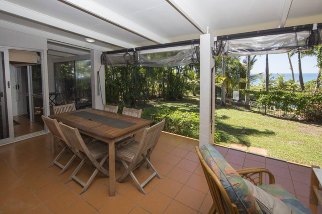 Martini's - Veranda to beach