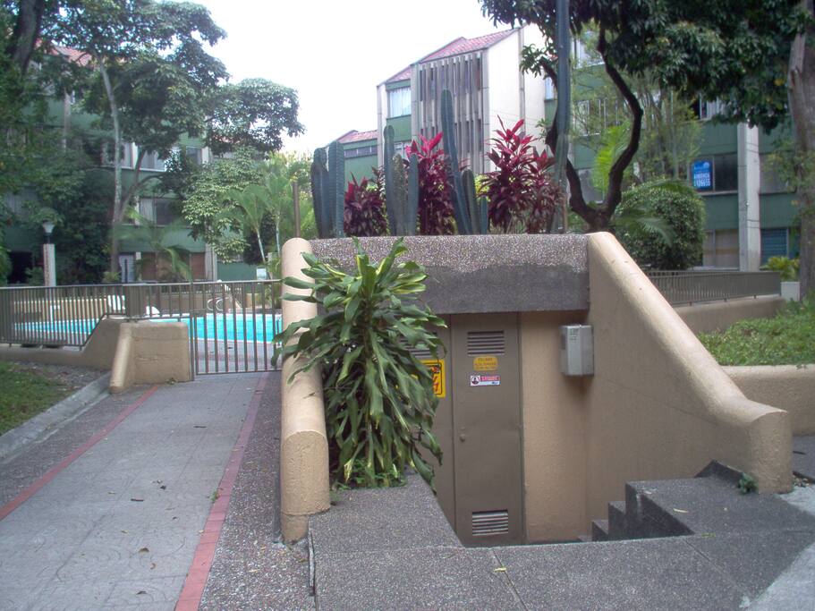 Estamos ubicados a un paso de Estacion Aguacatala del metro. Tenemos piscina, parqueadero, habitación con cama doble apta para una pareja o persona individual con baño privado, agua caliente. Wifi y en un futuro aire acondicionado.