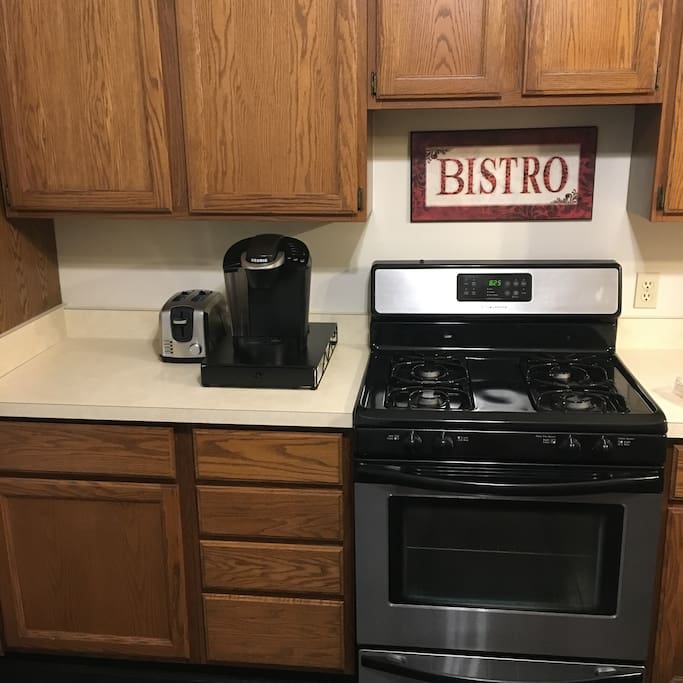Variety pack of K cups free of charge to kick start your morning. Gas oven makes for great cooking. Toaster and a clean oven if you want to have a nice night in.