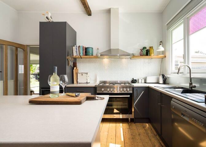 Beach House on Long Island (beach 100m) pets ok gallery image 4