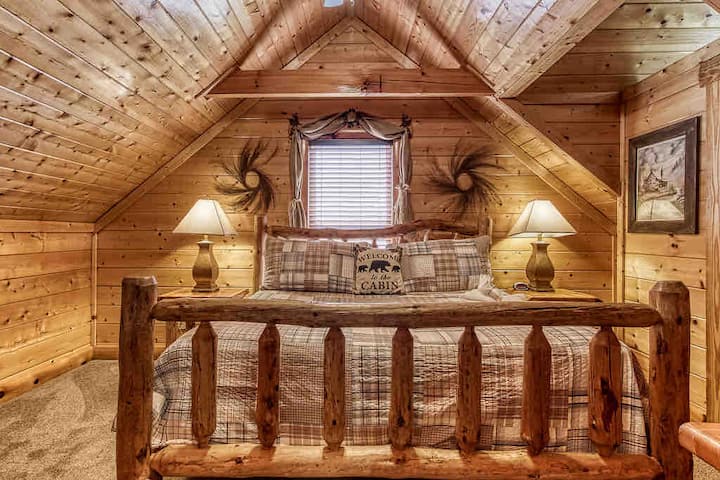 غرفة نوم بسرير كبير في الطابق العلوي 3