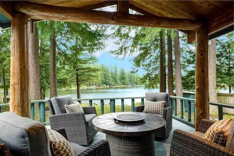 Charming Lakefront Log Cabin