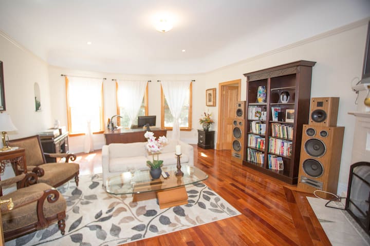 5 bedrooms house, available for large groups