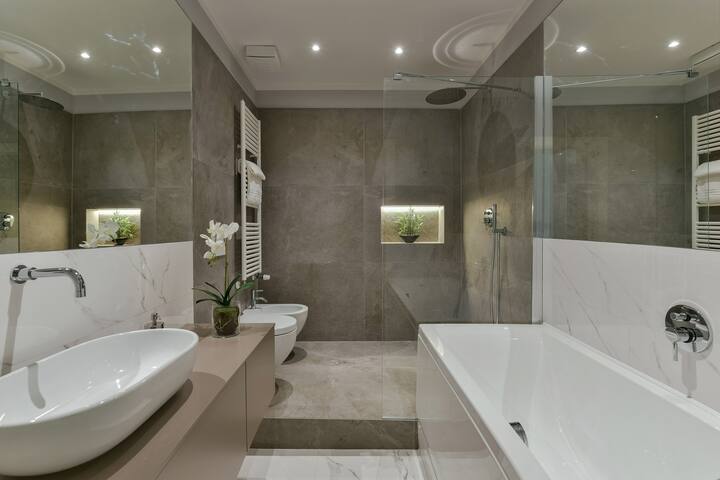 Ponte Vecchio DeLuxe – 2 Bedroom 2 Bathroom gallery image 4